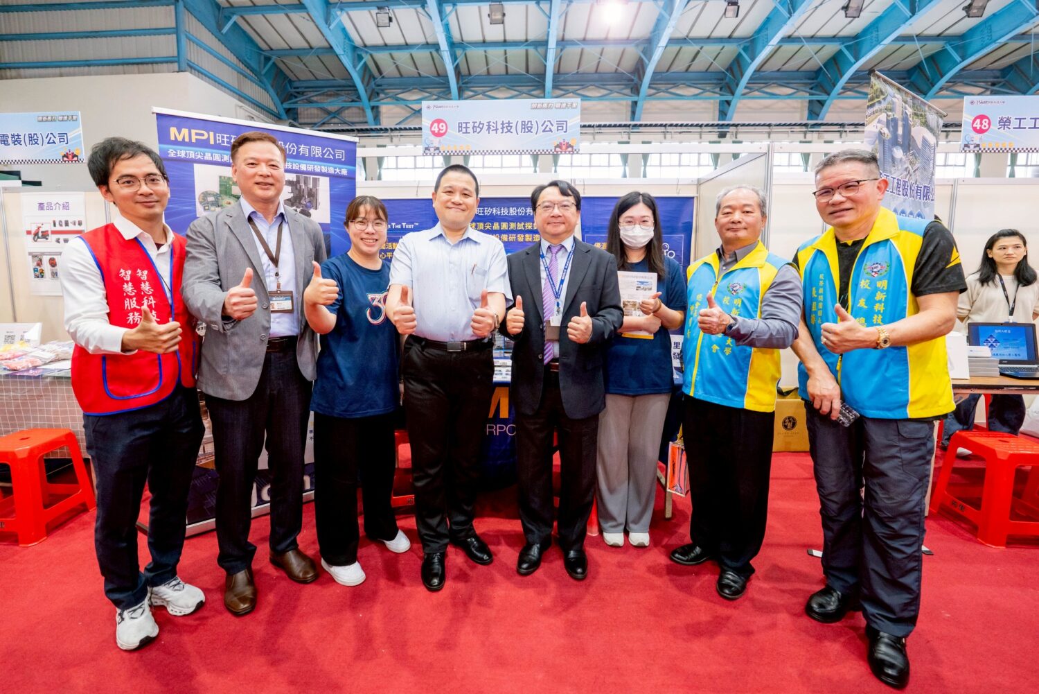 明新科大徵才博覽會湧3945人次 130家企業開出4500職缺搶半導體、AI人才 明新科技大學校長呂明峯(中)與校友總會總會長曾明清(右二)及產官學界來賓巡視旺矽科技等企業展位並合影,展現學校與新竹在地產業鏈的緊密連結。(圖/明新科大提供)