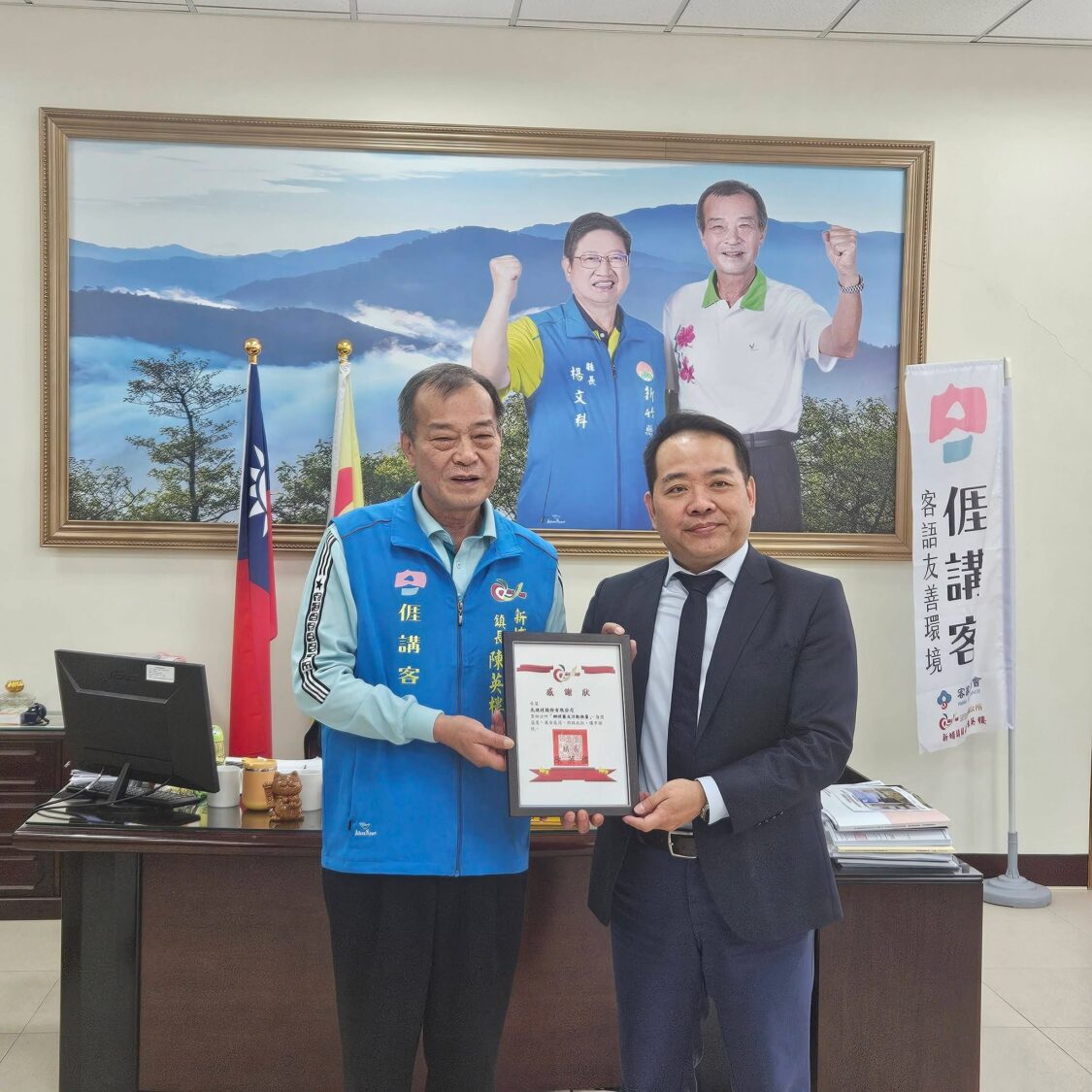 回饋家鄉不只是口號「先進材捐5萬元」支持新埔藝文活動 新埔鎮長陳英樓代表受贈,並頒發感謝狀予先進材股份有限公司代表,感謝企業回饋家鄉、支持地方藝文與公益發展。(圖/記者林照東翻攝)