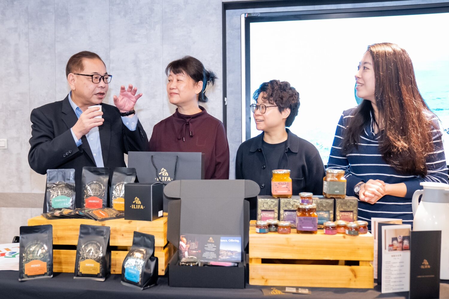 打造創業引擎!「明新科大串聯產官學」新竹青創基地能量全面升級 新竹縣副縣長陳見賢(左一)與進駐團隊「承菲國際(ILIFA)」交流,深入了解其「連結非洲產地與亞洲市場」的公平貿易模式,並聽取團隊代表介紹ILIFA咖啡品牌所蘊含的「遺產、傳承、贈與」文化故事。(圖/明新科大提供)