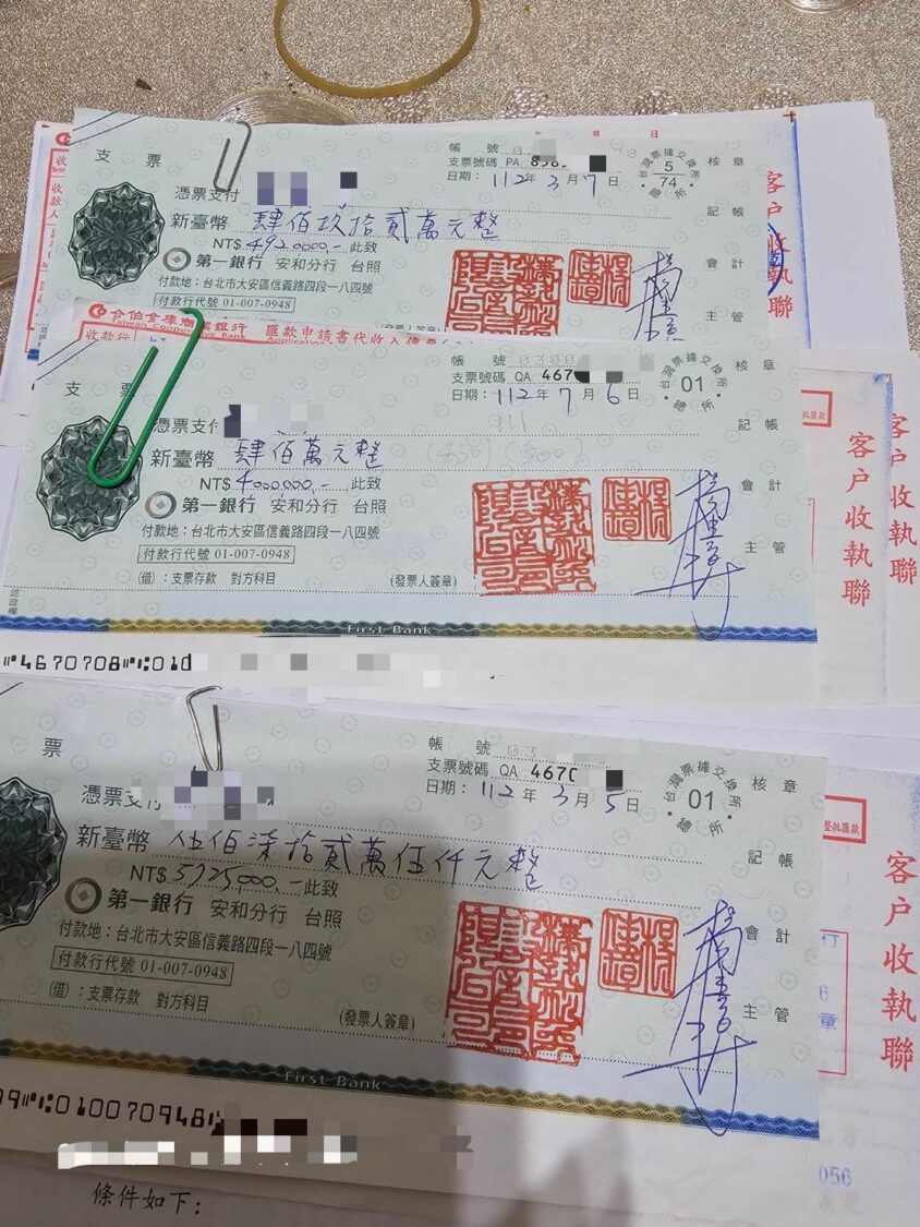 【獨家】借款契約、支票全曝光!10名台科大校友指控追款無門 設計圈名人楊佳璋陷千萬風暴 陳情人提供多張支票正本,主張與楊姓男子及相關借貸安排涉及大額金錢往來,金額從數百萬元不等,作為後續追償與陳情的重要佐證資料。(圖/陳情人提供)