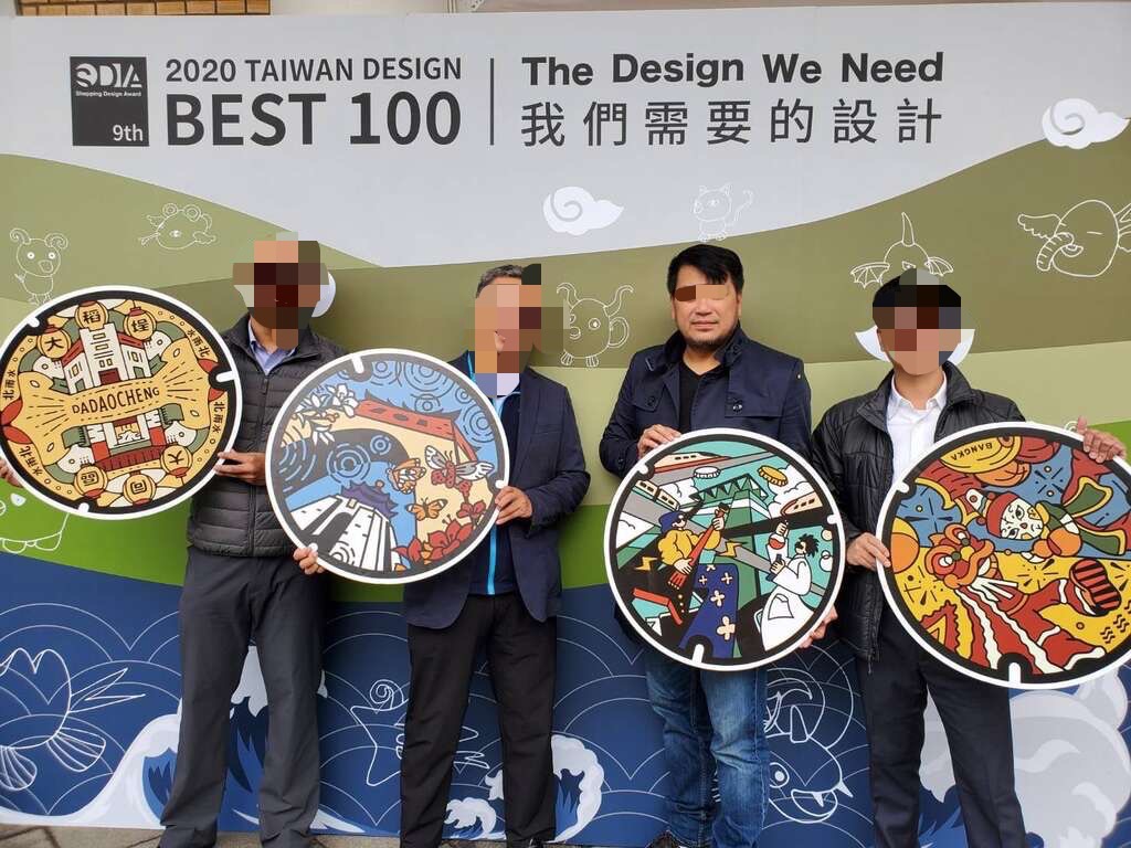 【獨家】借款契約、支票全曝光!10名台科大校友指控追款無門 設計圈名人楊佳璋陷千萬風暴 楊佳璋(右二)過去以設計總監身分參與公共設計計畫,並在設計圈擁有一定知名度。陳情人指出,也正因其長期累積的專業光環與社會信任,才讓不少人基於信任出借資金,最終卻陷入追討無門困境。(圖/資料提供)