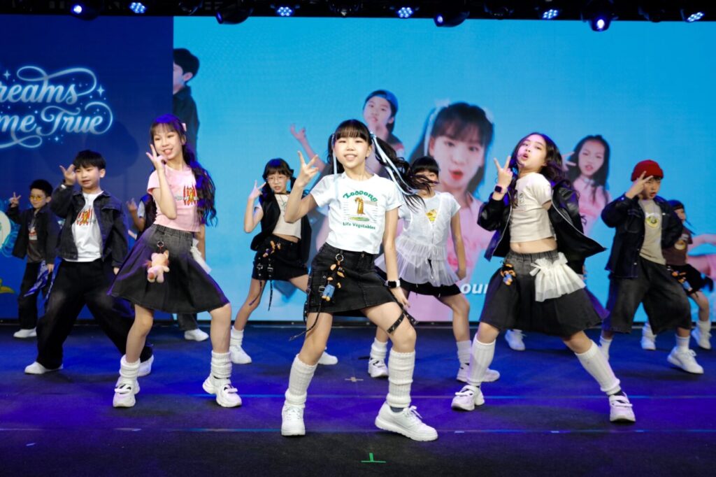 「佳音英語」45年榮耀里程碑 AI革新教育、J+高端品牌引領學習新時代 11位佳音英語劇團小演員也身著全新設計的「台灣特色菜餚潮T」登場,象徵佳音孩子「用英語說台灣故事」的高階素養。(圖/佳音英語提供)