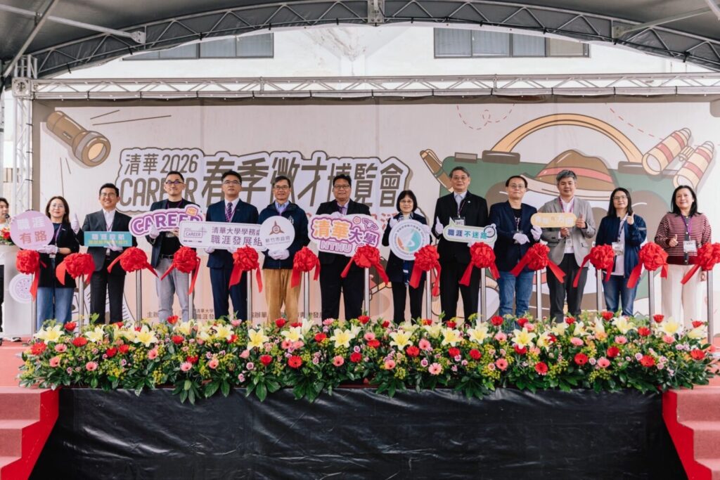 「勞動部攜手清華大學」打造青年職涯新平台 串聯產學資源助攻就業力 勞動部勞動力發展署黃齡玉署長(右6)新竹市副市長林琨瀚(左5)、清華大學主任秘書詹鴻霖(左6)及桃竹苗分署長賴家仁(右5)與貴賓一同參與就業博覽會啟動儀式揭開序幕。(圖/勞動部勞動力發展署桃竹苗分署 提供)
