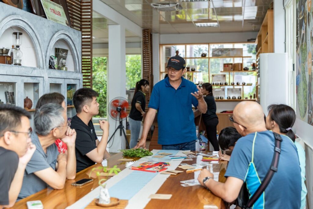 「山城慢慢暖」走進寶來不老 泡一池青春好湯 由在地職人親自帶領手作課程,讓旅客在溫泉放鬆之餘,更多了份人文交流的深度與溫度。(圖/茂管處提供)