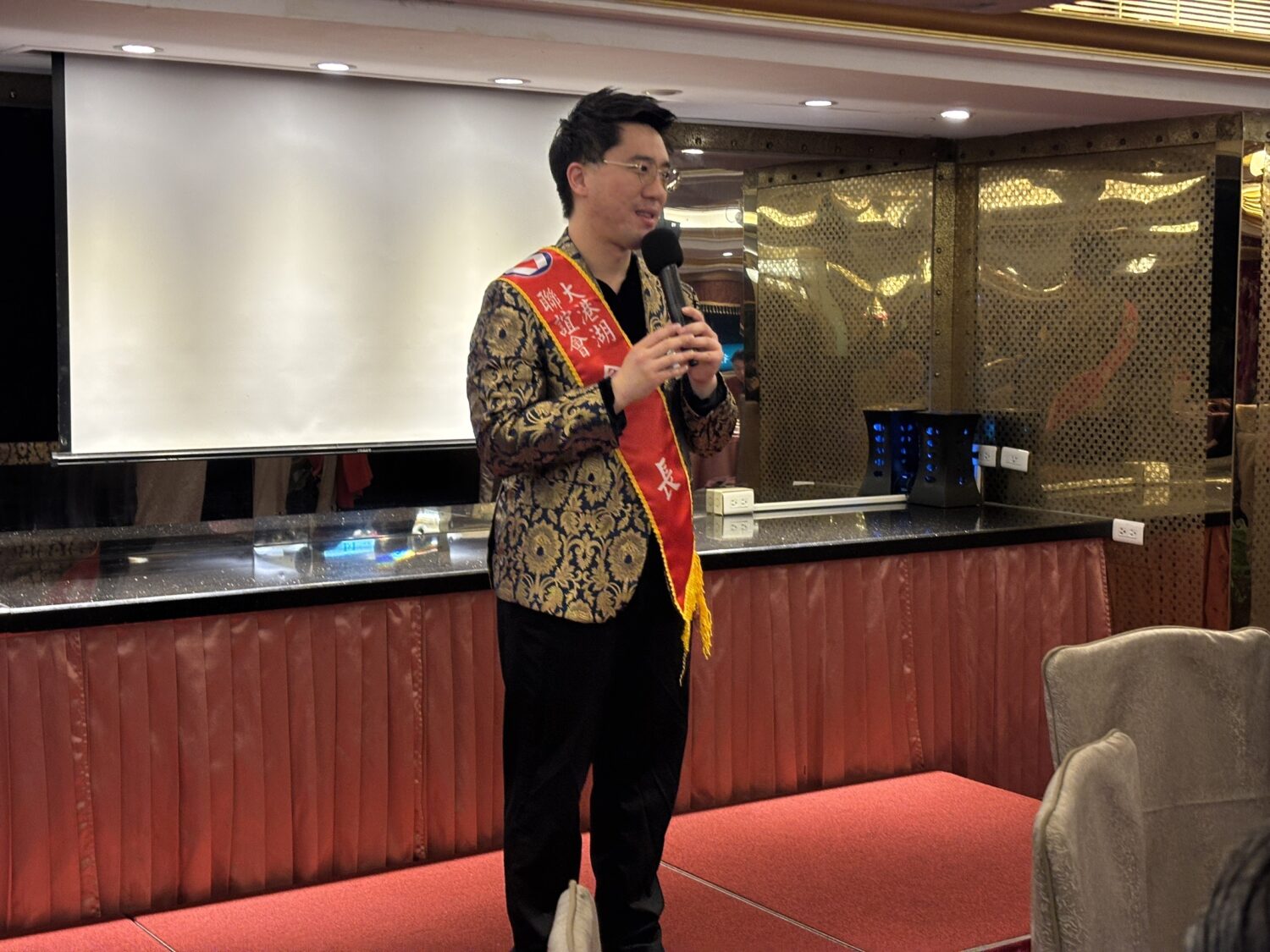 工商建設研究會整合AI醫療與資本 打造「台灣第二座護國神山」 大港湖聯誼會會長鄭旭高於活動中致詞。他指出建研會會員產值貢獻國內 GDP 達 40% 以上。組織核心使命在於提供實質政策建議,並在有利於國計民生的政策上尋求最大共識。(圖/記者 陳蒂蒂攝)