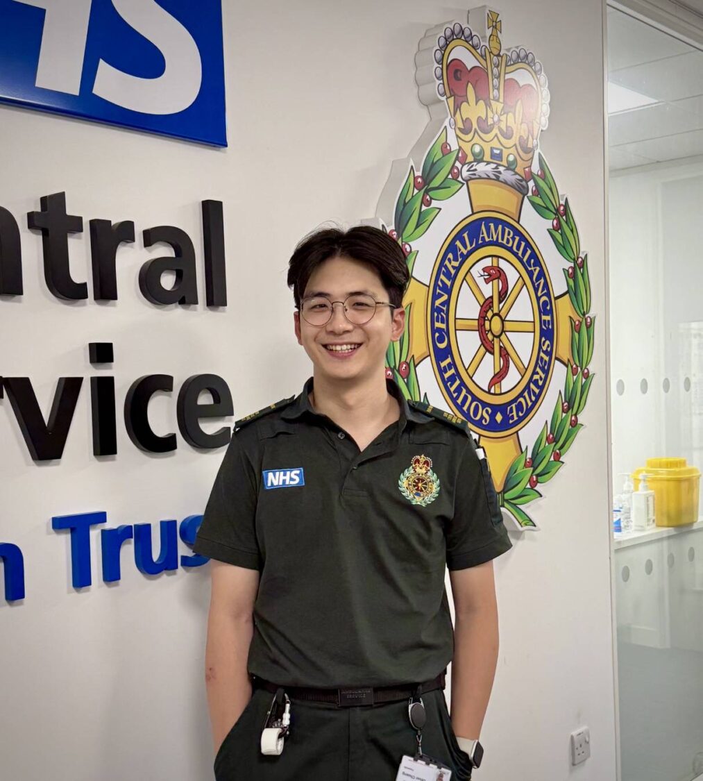 「台英救護制度交流」英國救護員盛讚竹縣OHCA救護成效 任職於英國南中央救護服務(SCAS)的莊家豪教官,分享英國到院前緊急救護制度與第一線實務經驗。(圖/記者張家燁翻攝)