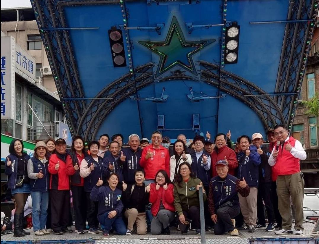 徐立信議員發放「愛心艾馨消費券」 里長齊聚相挺振興在地經濟 台北市社會局局長姚淑文(前排中)、徐立信議員(後排中)與中正萬華區里長們會後大合照。(圖/記者陳蒂蒂 攝)