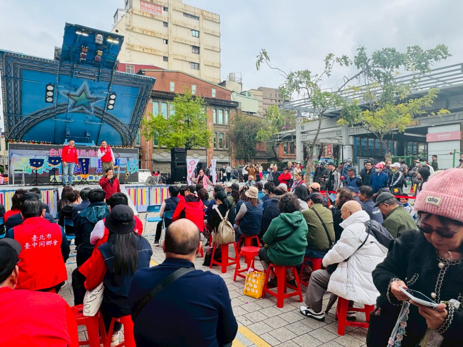 徐立信議員發放「愛心艾馨消費券」 里長齊聚相挺振興在地經濟 活動現場座無虛席,民眾踴躍參與。(圖/記者 陳蒂蒂攝)