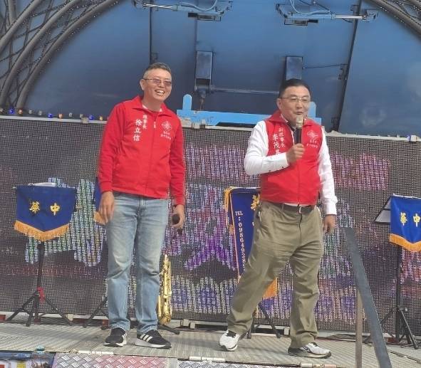 徐立信議員發放「愛心艾馨消費券」 里長齊聚相挺振興在地經濟 徐立信議員(圖左)盼透過消費券帶動萬華商圈經濟。(圖/記者 陳蒂蒂攝)