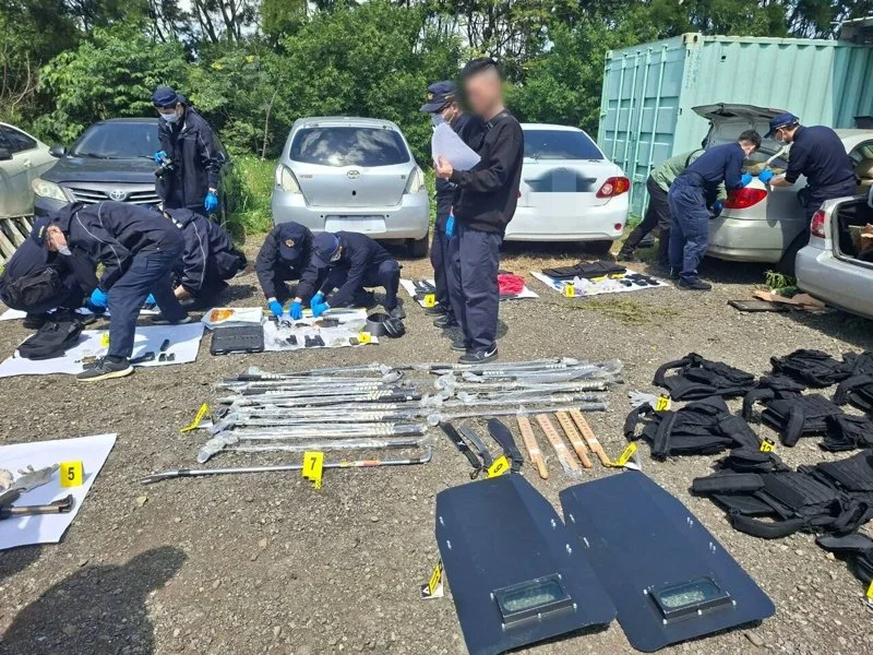 修車廠變軍火庫!桃園警破幫派藏槍據點 查扣10槍逮5嫌 修車廠變軍火庫!桃園警破幫派藏槍據點 查扣10槍逮5嫌