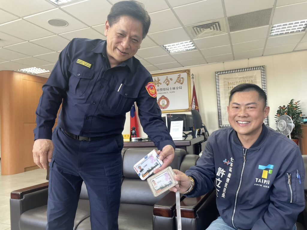 成功爭取WBC台日大戰北藝廣場戶外直播 里長許立丕邀球迷來士林夜市邊吃美食邊應援 許立丕里長也向士林分局請益協助,讓大家能夠開心的來逛夜市看比賽。(許立丕提供)