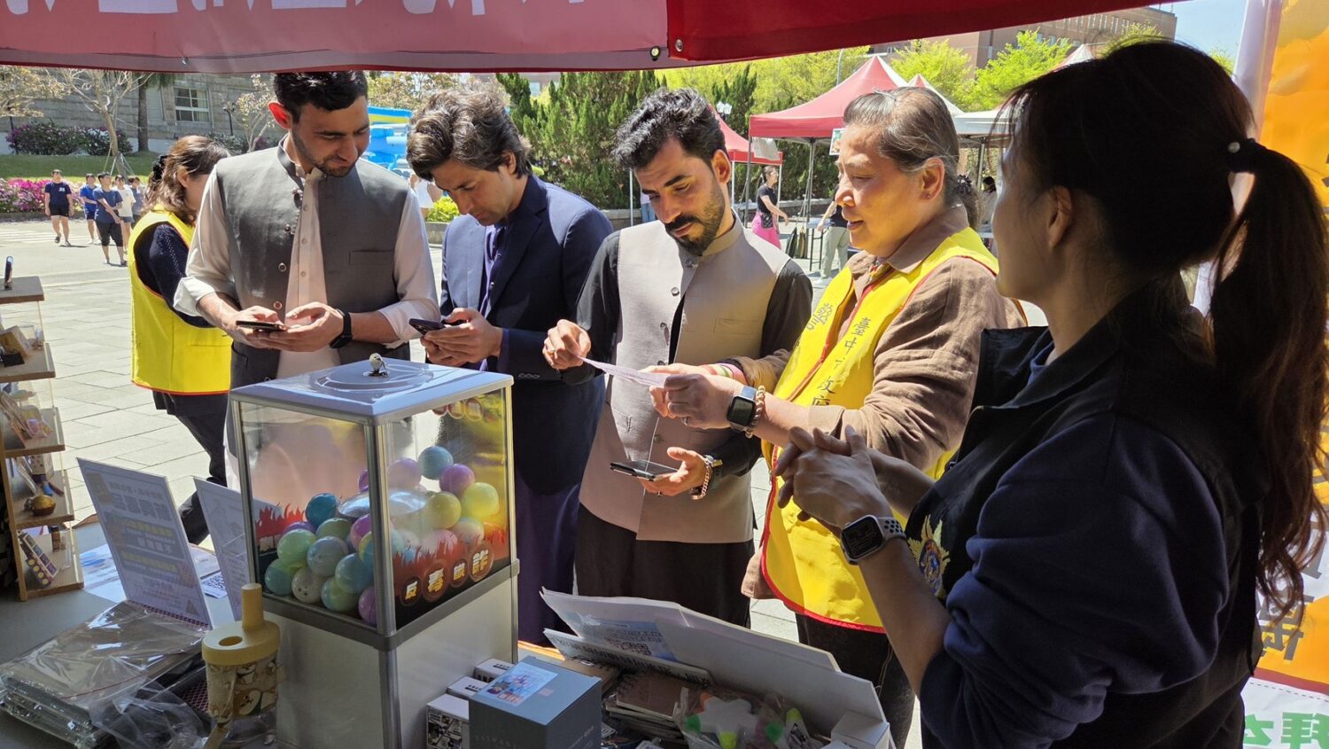 宣導也能很好玩! 少年警「創意扭蛋」吸引年輕族群 宣導也能很好玩! 少年警「創意扭蛋」吸引年輕族群