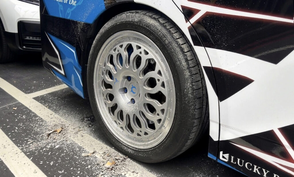 「清明掃墓別讓愛車白吃灰」 掌握簡單技巧護車又省荷包 K-WAX推出的KT-S颶風槍,對準車窗邊緣、雨刷座、與輪拱等藏灰處集中風力吹,現場就讓金紙灰和沙塵離開車漆表面。(圖/K-WAX 提供)