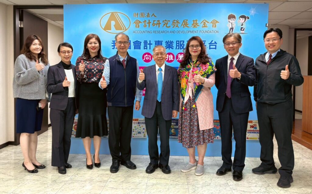 IFRS 永續準則正式接軌年報 會研基金會探討董事法律責任的邊界與後果 會計研究展基金會主辦之「永續與揭露的法律責任:董事與監察人的關鍵概念」研討會講者與主辦單位合影,由左至右:會計研究發展基金會崔琇玫副執行長、吳如玉執行長、全國律師聯合會ESG委員會主任委員申心蓓、中華會計教育學會理事長劉順仁、臺灣大學管理學院教授柯承恩、會計研究發展基金會董事長王怡心、黃建隆副執行長。(會研基金會提供)