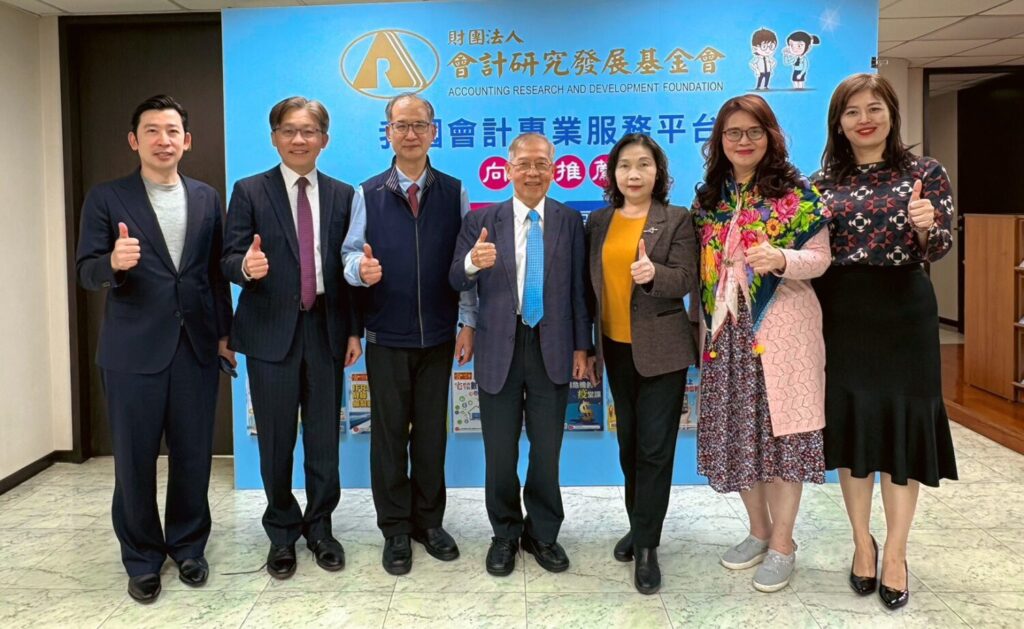 IFRS 永續準則正式接軌年報 會研基金會探討董事法律責任的邊界與後果 會計研究展基金會主辦之「永續與揭露的法律責任:董事與監察人的關鍵概念」研討會講者合影,由左至右:寰瀛法律事務所律師黃國銘、台北市會計師公會理事長邵志明、中華會計教育學會理事長劉順仁、臺灣大學管理學院教授柯承恩、臺灣高等檢察署主任檢察官俞秀端、會計研究發展基金會董事長王怡心、全國律師聯合會ESG委員會主任委員申心蓓。(會研基金會提供)