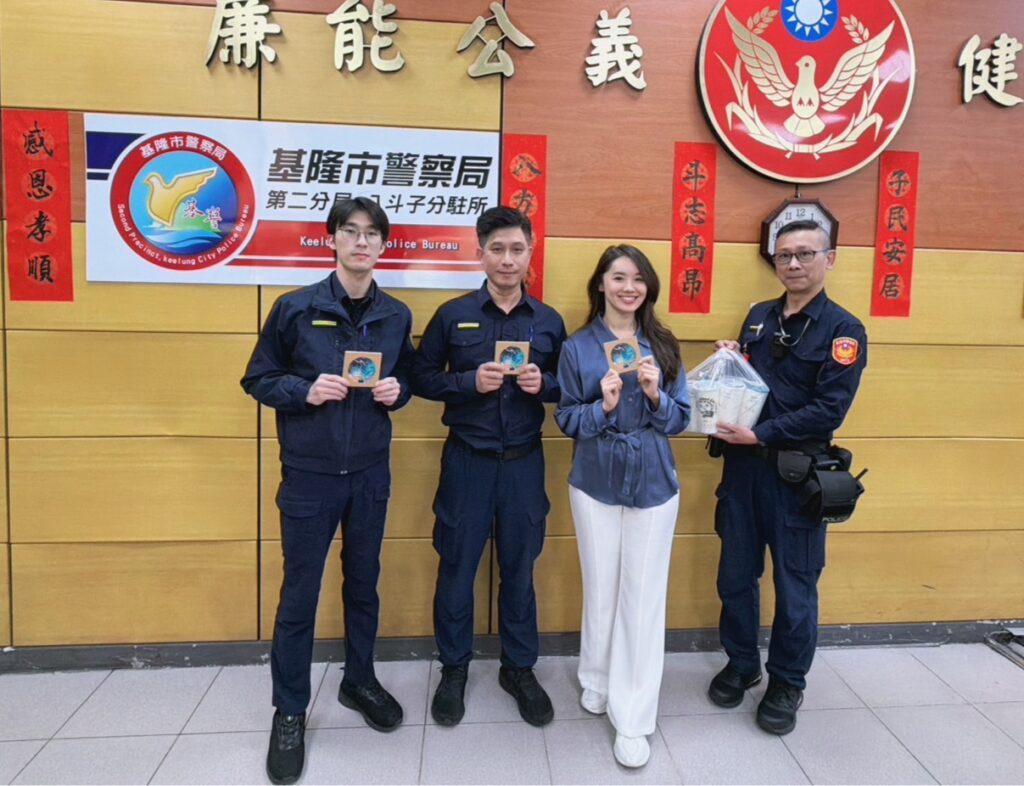 「議員送暖挺警」!八斗子破毒有功 飲料與特色杯墊打氣 「議員送暖挺警」!八斗子破毒有功 飲料與特色杯墊打氣