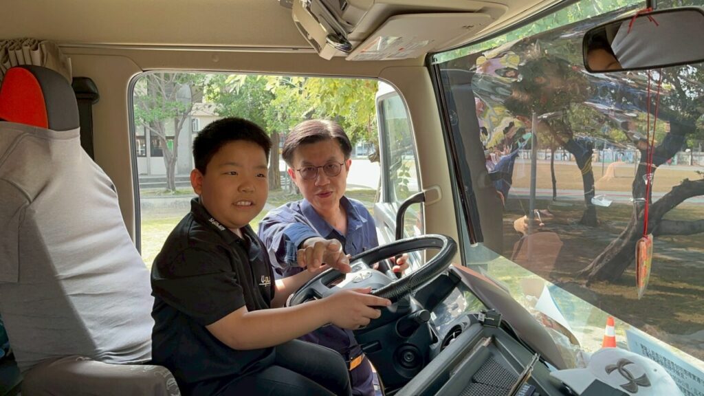 黃元民分局長領軍防制大車事故!前鎮警「雙管齊下」讓市民安心返家 黃元民分局長領軍防制大車事故!前鎮警「雙管齊下」讓市民安心返家