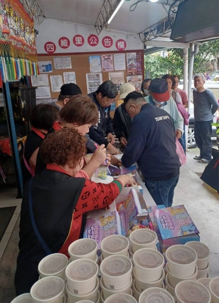 費鴻泰力挺許原榮參選松信議員 傳承服務精神守護鄉親 前立法委員費鴻泰與市議員參選人許原榮一同參與地方元宵活動。(翻攝畫面)