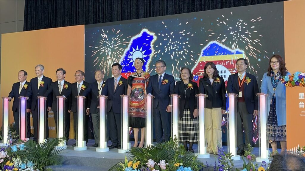 里仁主辦史瓦帝尼文化節遠雄UTown登場 林佳龍:公私協力建構「永續外交」新典範 里仁「史瓦帝尼文化節」開幕啟動儀式:(圖左至右) 福智佛教基金會陳耀輝董事長、慈心有機農業發展基金會賴錫源董事長、外交部國際合作及經濟事務司葉至誠司長、內政部宗教及禮制司林振祿司長、福智團體盧克宙總幹事、外交部林佳龍部長、史瓦帝尼王國大使館艾比格爾.披特絲一等秘書、外交部西亞及非洲司顏嘉良司長、里仁李妙玲總經理、大肚山產業創新基金會廖紫岑執行長、福智文教基金會蔡淵輝副執行長、遠雄U-TOWN管理委員會王怡心副主委。(UTown管委會提供)