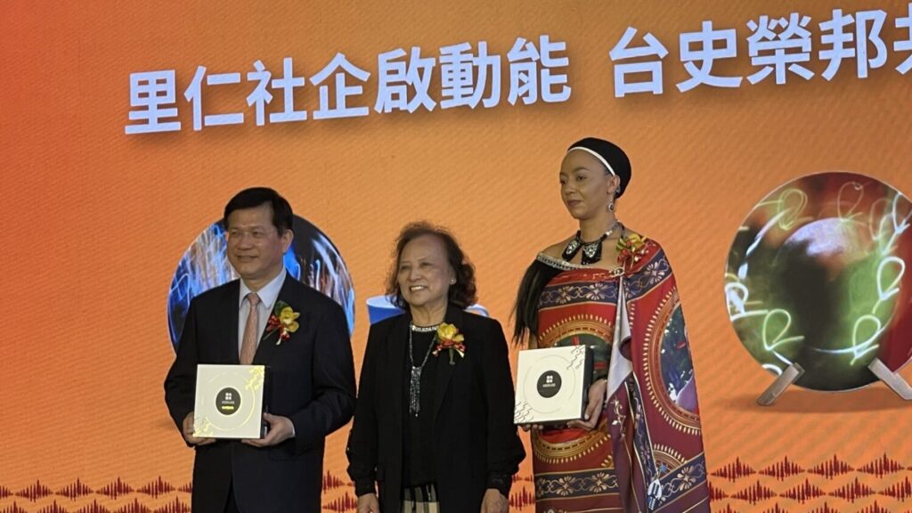 里仁主辦史瓦帝尼文化節遠雄UTown登場 林佳龍:公私協力建構「永續外交」新典範 里仁「史瓦帝尼文化節」開幕贈禮儀式:(圖左)外交部林佳龍部長、(圖中)里仁李妙玲總經理、(圖右) 史瓦帝尼王國大使館艾比格爾.披特絲一等秘書。(U-TOWN管委會提供)