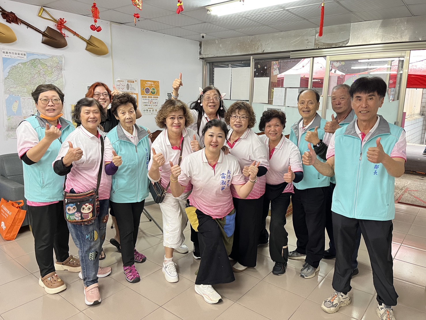 長德里封街市集熱鬧登場 雷淑華義賣雞屁股千支秒殺、里民排隊力挺 長德里封街市集熱鬧登場 雷淑華義賣雞屁股千支秒殺、里民排隊力挺