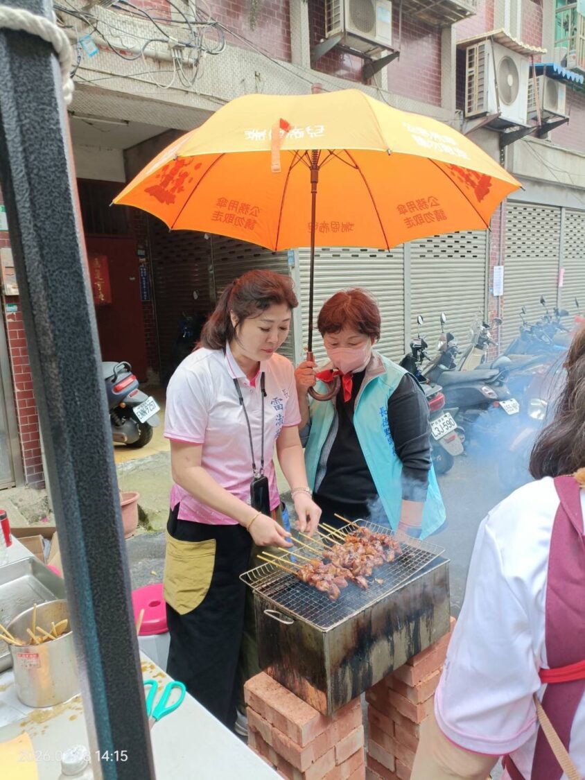 長德里封街市集熱鬧登場 雷淑華義賣雞屁股千支秒殺、里民排隊力挺 長德里封街市集熱鬧登場 雷淑華義賣雞屁股千支秒殺、里民排隊力挺