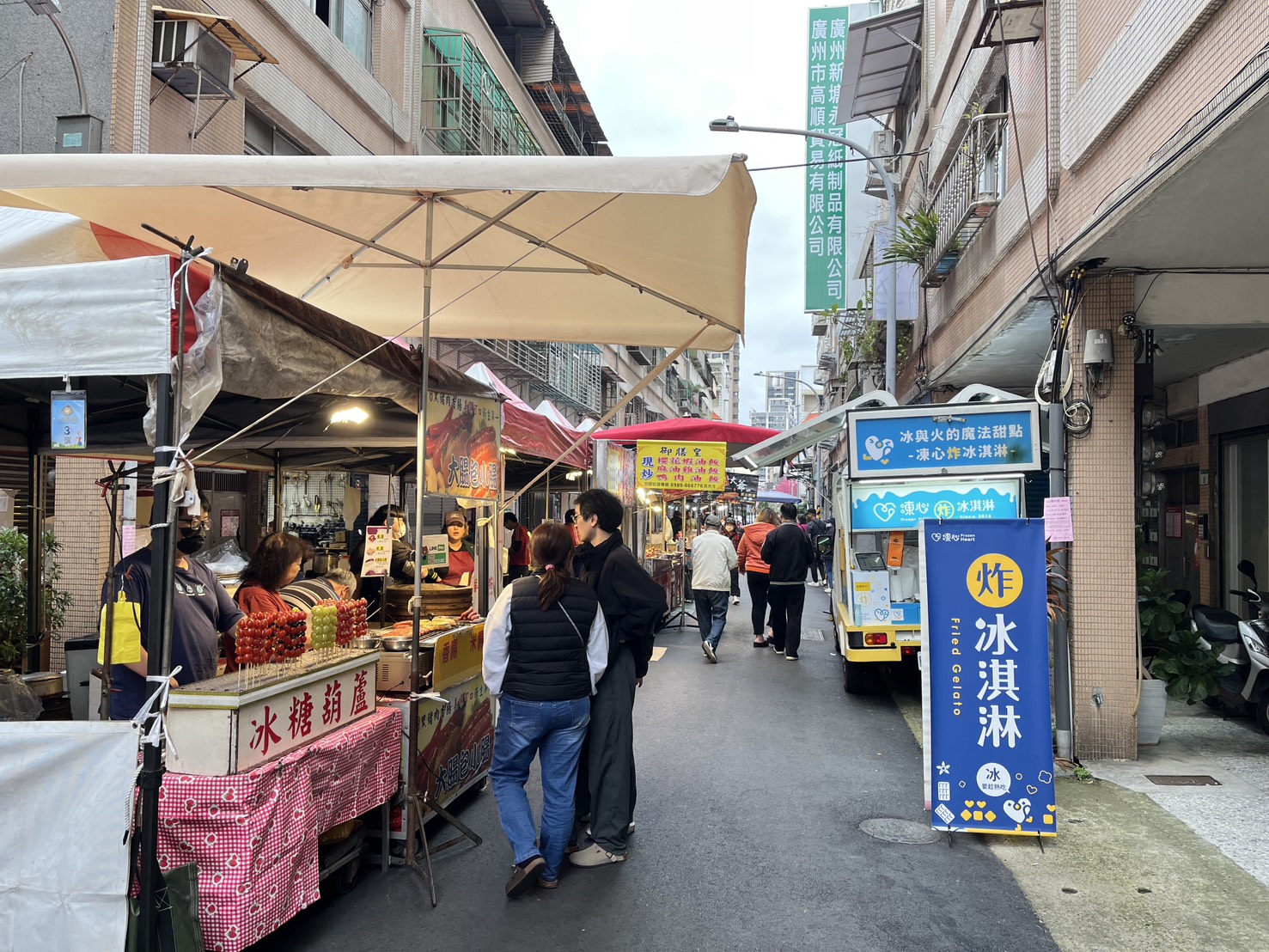 長德里封街市集熱鬧登場 雷淑華義賣雞屁股千支秒殺、里民排隊力挺 長德里封街市集熱鬧登場 雷淑華義賣雞屁股千支秒殺、里民排隊力挺