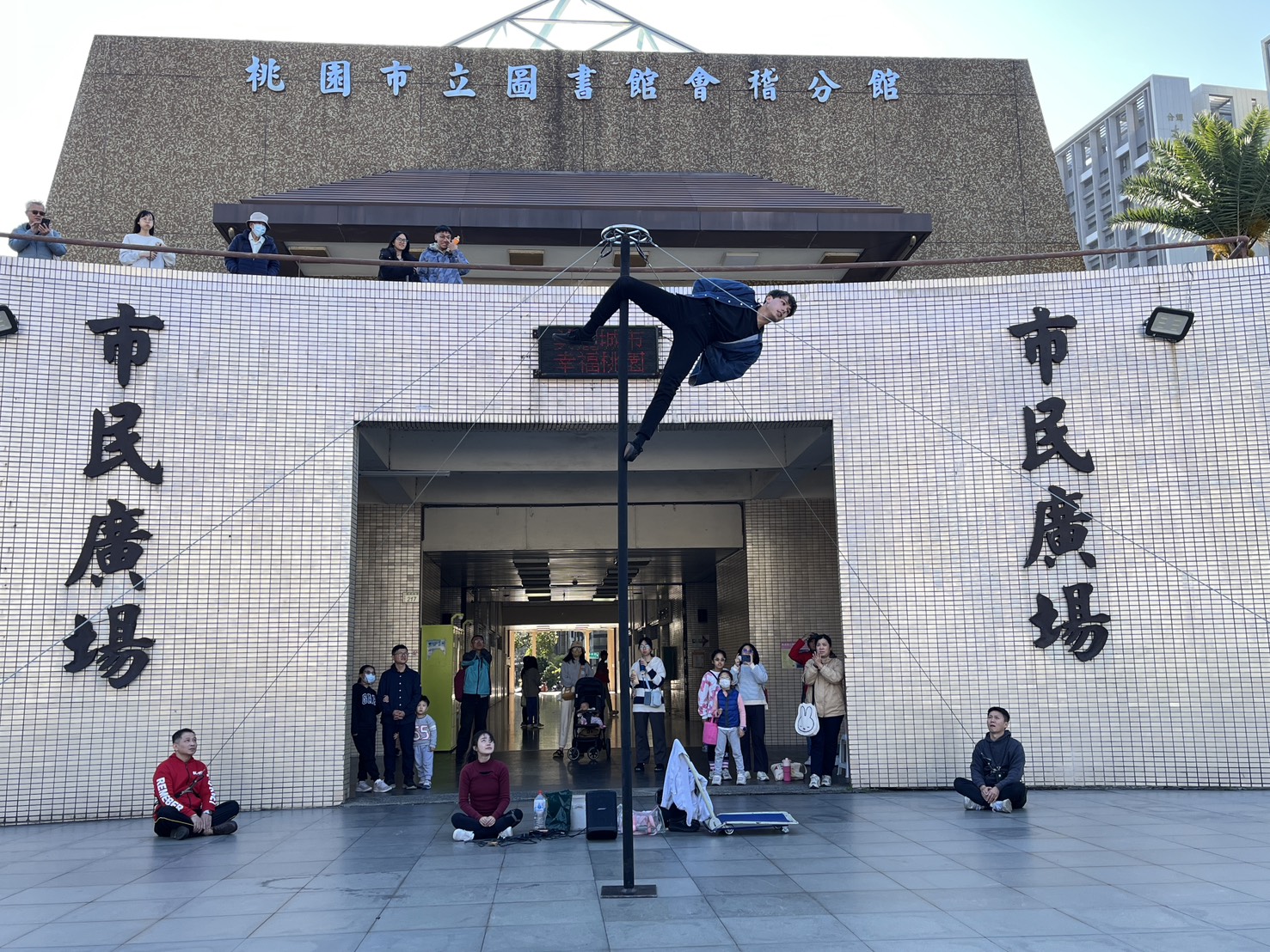 青溪里「找蚤跳跳」二手市集登場 近百攤位熱鬧活化桃園老城區 青溪里「找蚤跳跳」二手市集登場 近百攤位熱鬧活化桃園老城區