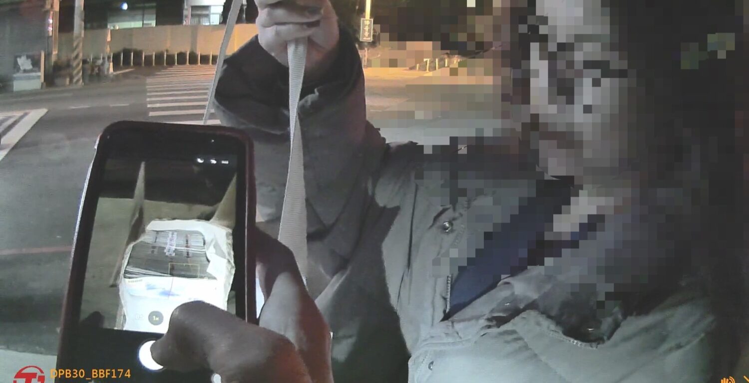 倒垃圾忘帶走150萬現金 警「這樣做」還原真相虛驚一場 倒垃圾忘帶走150萬現金 警「這樣做」還原真相虛驚一場