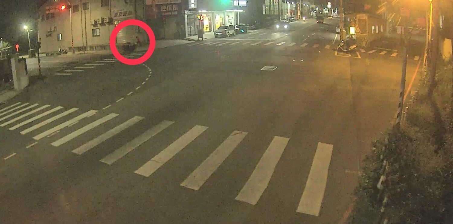 倒垃圾忘帶走150萬現金 警「這樣做」還原真相虛驚一場 倒垃圾忘帶走150萬現金 警「這樣做」還原真相虛驚一場