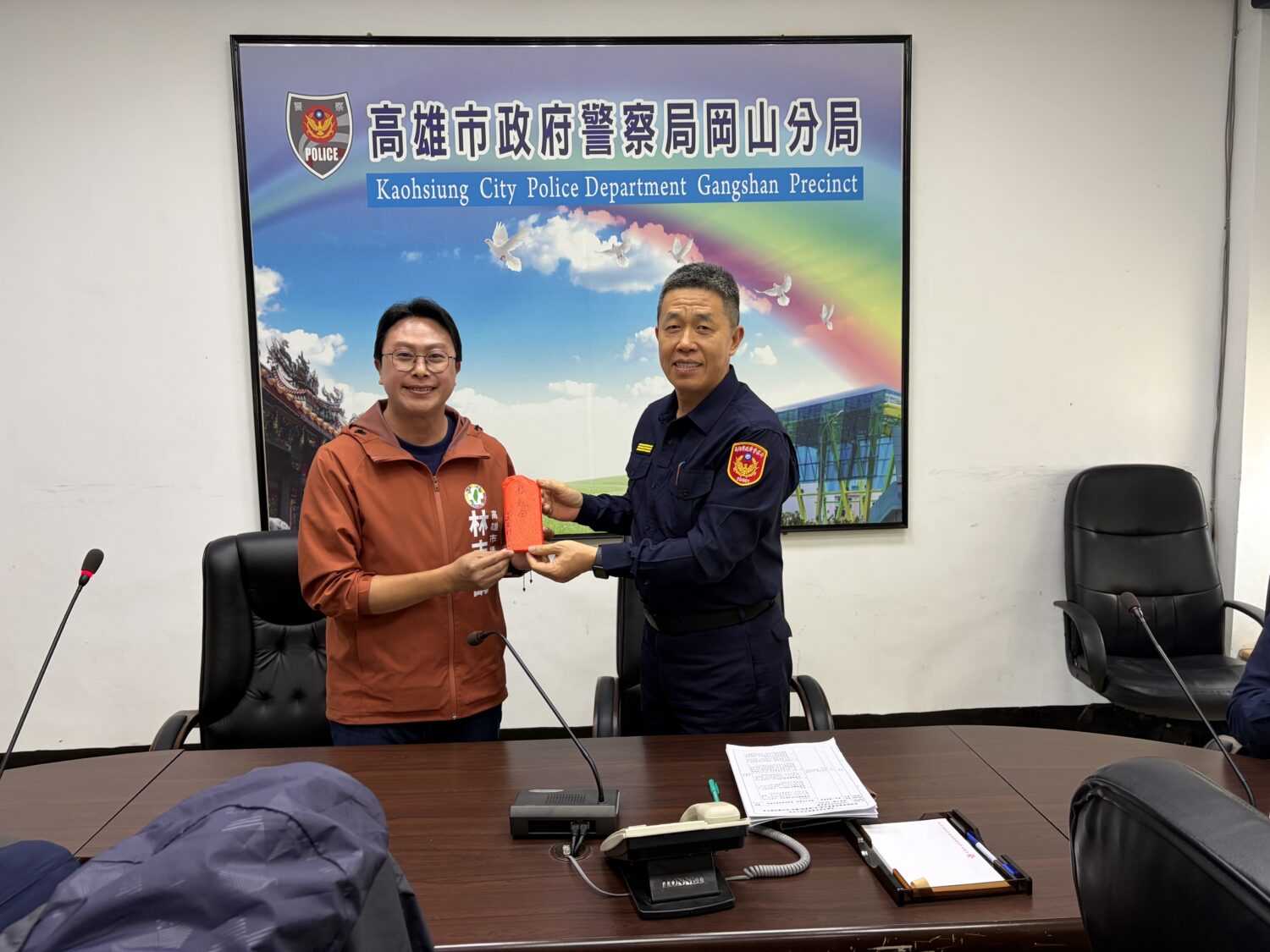 力挺第一線!林志誠議員赴「岡山分局」頒慰勉金表揚春安守護者 力挺第一線!林志誠議員赴「岡山分局」頒慰勉金表揚春安守護者