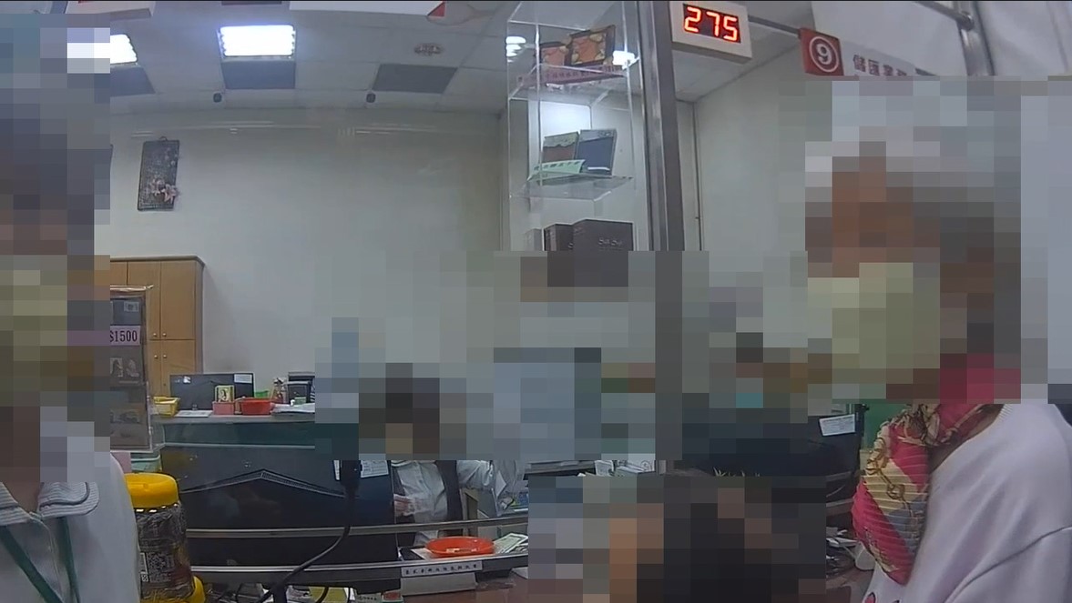 「護鈔阻詐」老夫妻領百萬現金 警貼心護送返家 「護鈔阻詐」老夫妻領百萬現金 警貼心護送返家