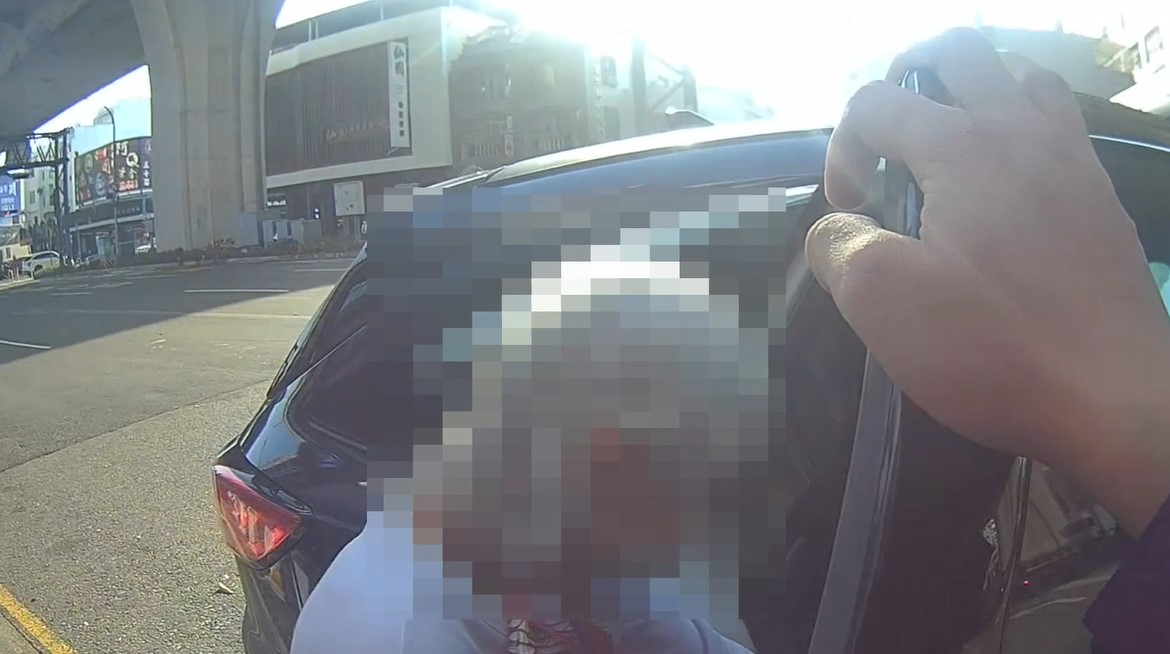 「護鈔阻詐」老夫妻領百萬現金 警貼心護送返家 「護鈔阻詐」老夫妻領百萬現金 警貼心護送返家