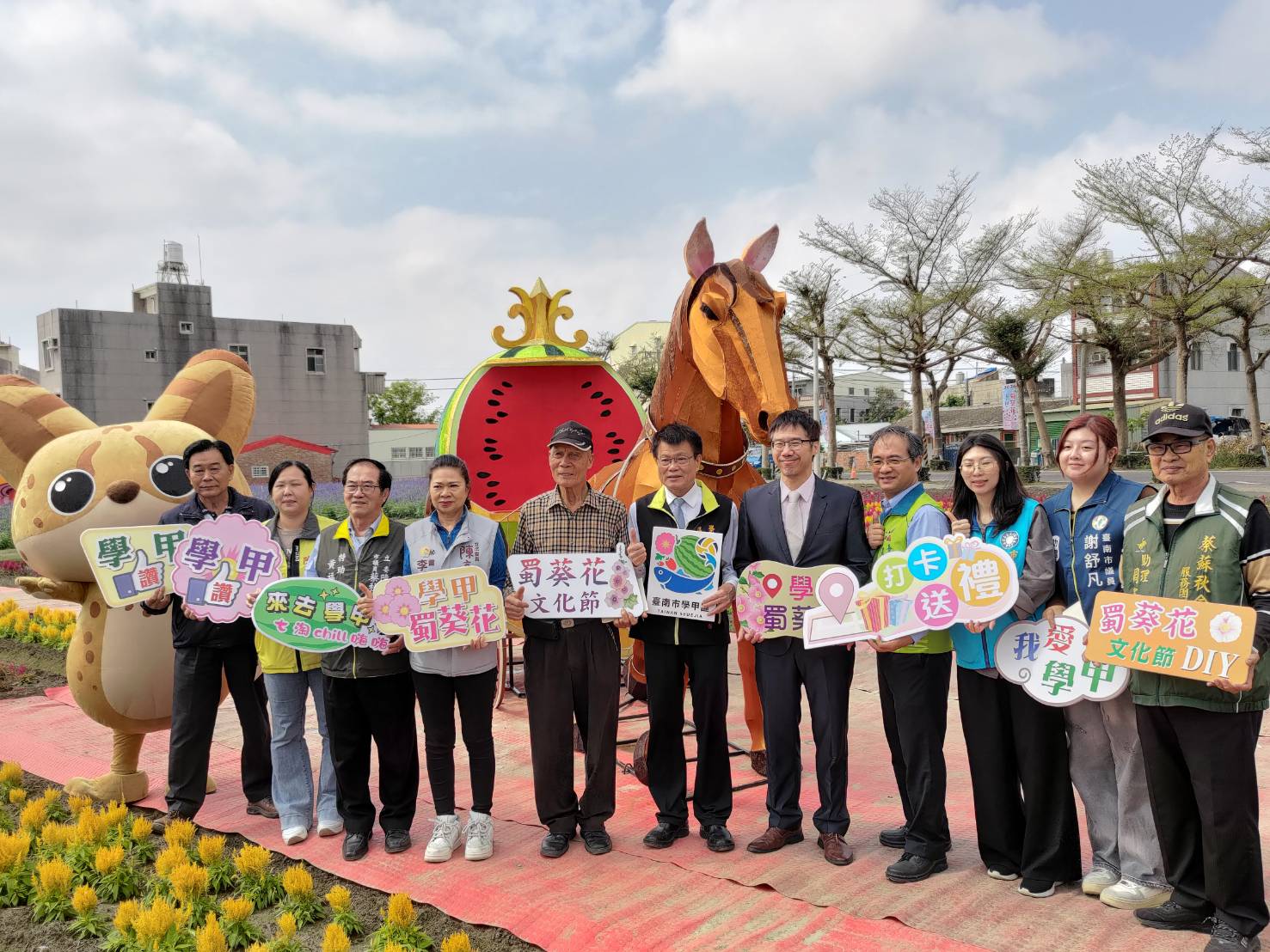 花海+市集+藝術裝置 南檢社勞攜手社區打造最美「蜀葵」風景 花海+市集+藝術裝置 南檢社勞攜手社區打造最美「蜀葵」風景