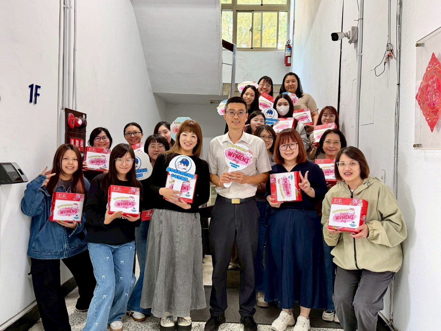 少年警察隊暖心慶「婦女節」 劉祈顯贈滋養蛋糕向38位女性同仁致敬 少年警察隊暖心慶「婦女節」 劉祈顯贈滋養蛋糕向38位女性同仁致敬