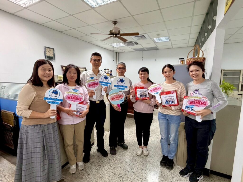 少年警察隊暖心慶「婦女節」 劉祈顯贈滋養蛋糕向38位女性同仁致敬 少年警察隊暖心慶「婦女節」 劉祈顯贈滋養蛋糕向38位女性同仁致敬