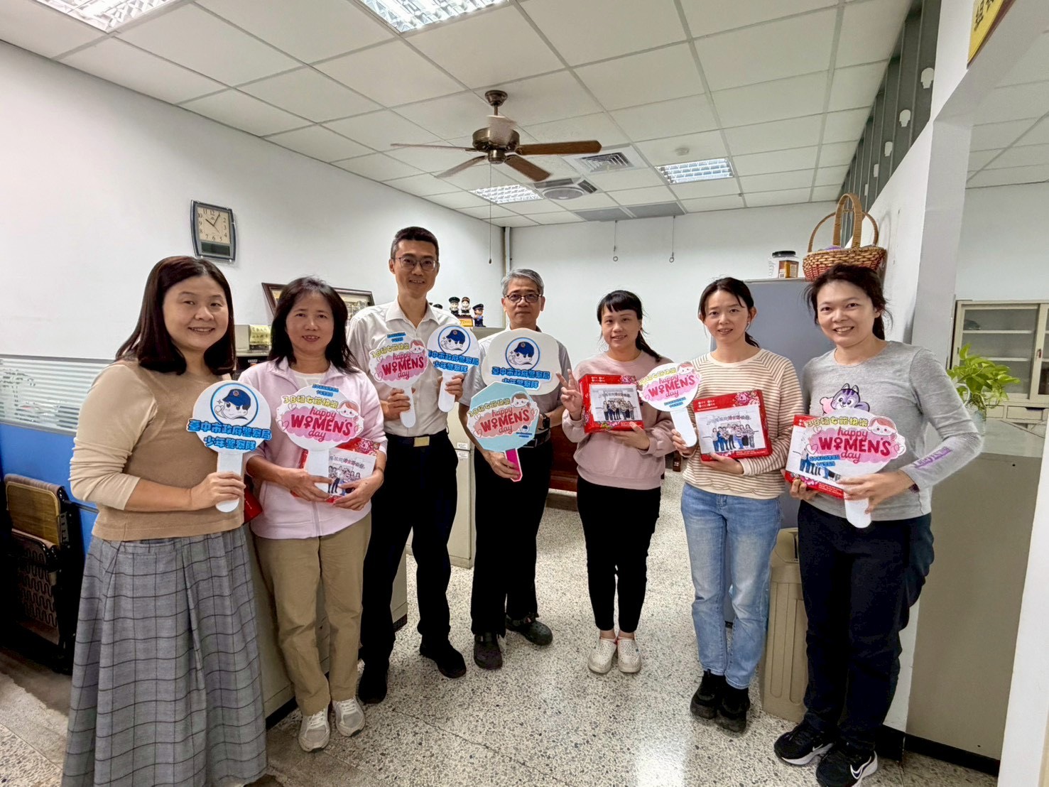 少年警察隊暖心慶「婦女節」 劉祈顯贈滋養蛋糕向38位女性同仁致敬 少年警察隊暖心慶「婦女節」 劉祈顯贈滋養蛋糕向38位女性同仁致敬