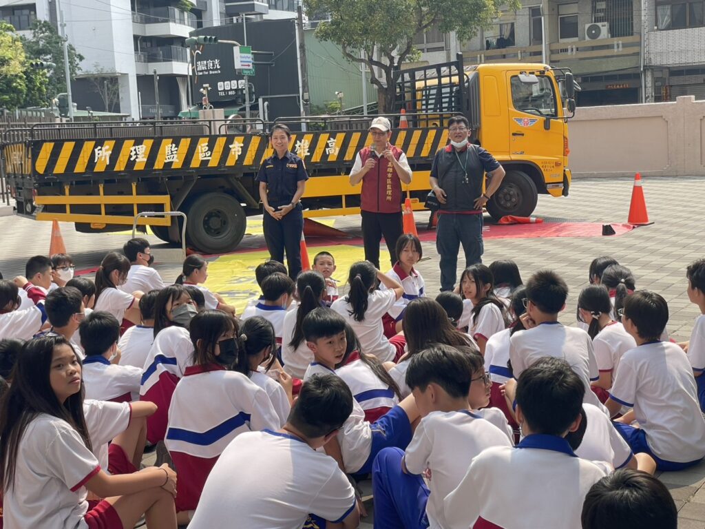 高市警交大打造「沉浸式體驗」!大貨車開進小港國中揭視野死角 高市警交大打造「沉浸式體驗」!大貨車開進小港國中揭視野死角