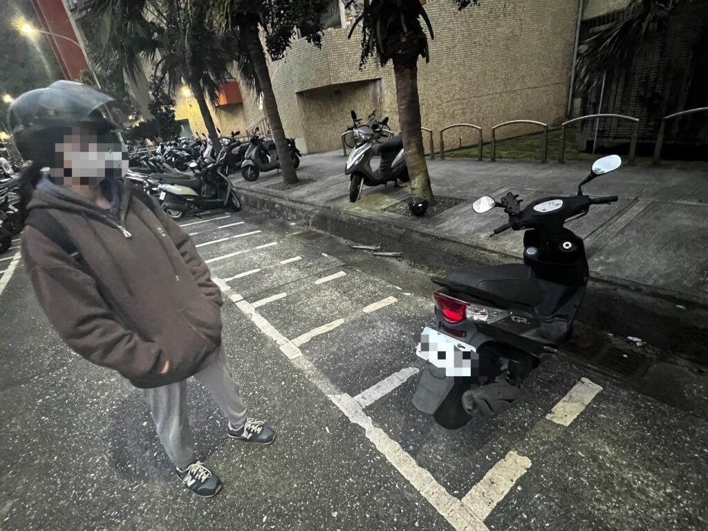 機車誤認遭竊 警調「監視器」迅速尋回化解虛驚 警方找到車輛並帶同女大生前往現場確認。(圖/記者薛秀蓮 翻攝)
