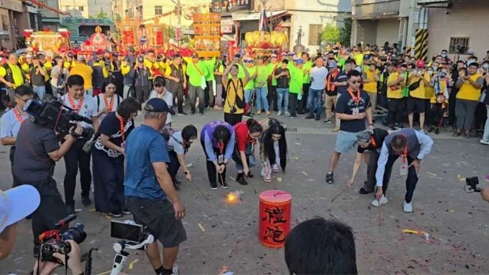 WBC台日大戰廟口開打!梧棲浩天宮打造全台最狂「神明加持棒球派對」 梧棲浩天宮舉辦應援活動,現場吸引大批信眾與球迷聚集,提前為中華隊集氣。(圖/民眾提供)