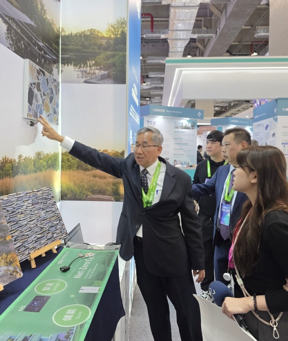 「淨零願景館」亮相!內政部攜手產業展示光電建築與低碳社宅新解方 內政部建研所所長王榮進(左一)介紹智慧建築、低碳建材與綠能應用等最新解決方案。(圖/記者 趙靜姸攝)
