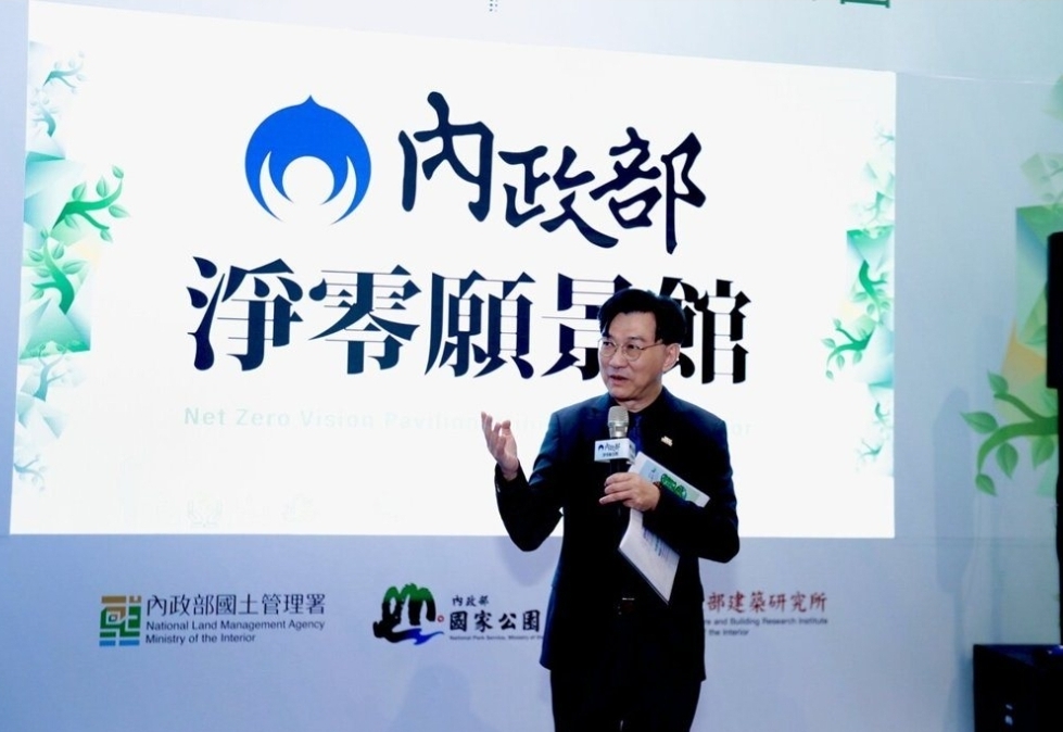 「淨零願景館」亮相!內政部攜手產業展示光電建築與低碳社宅新解方 內政部次長董建宏昨(17)日出席「2026第四屆淨零城市展」開幕活動。(圖/內政部提供)