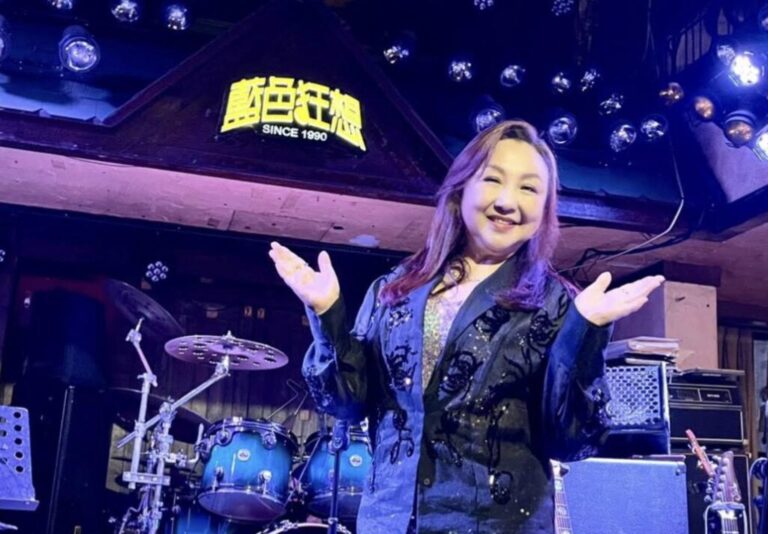 鄭怡三度登頂藍狂！民歌天后坐鎮港都 跨世代朝聖成現象級現場