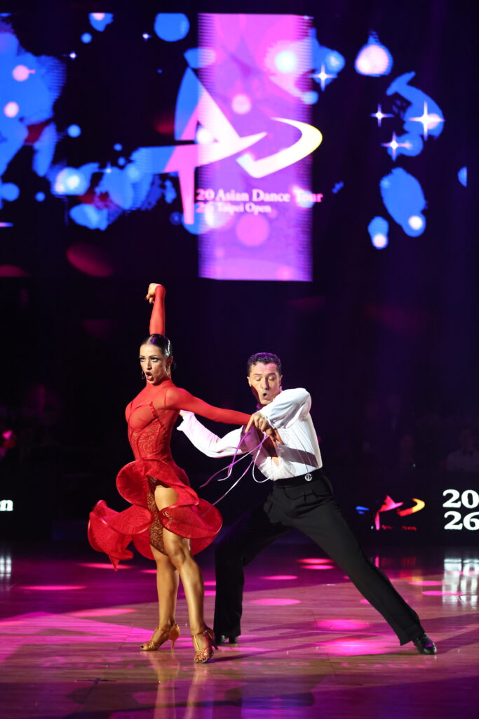 2026國標舞亞巡賽臺北站圓滿落幕 33國千名舞者舞動小巨蛋展現城市活力 18 世界業餘公開組拉丁 冠軍 Joel Lopez Kristina Bespechnova 西班牙