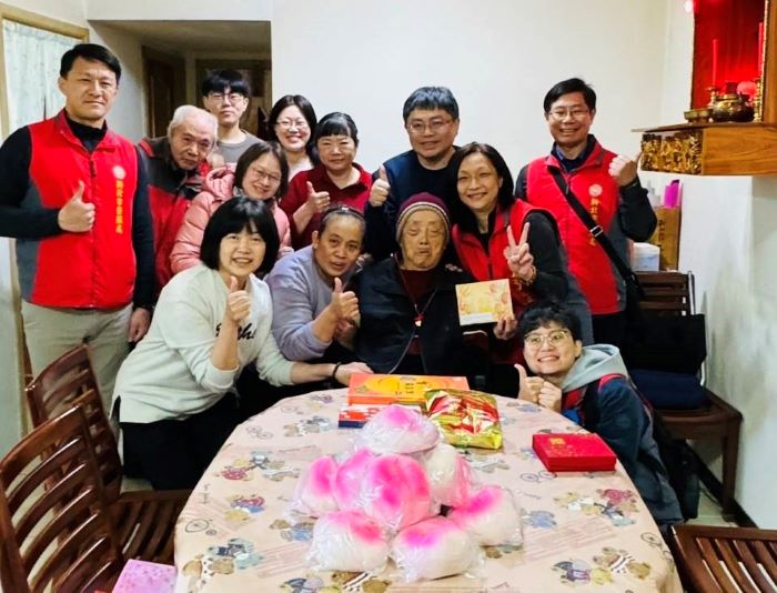 新北榮服處暖訪中和百歲榮民 長輩開心讚「Very Good」 新北榮服處暖訪中和百歲榮民 長輩開心讚「Very Good」