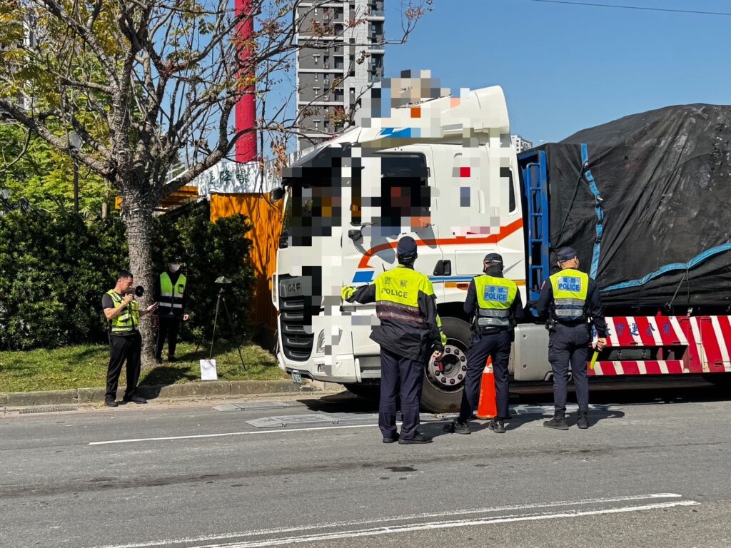「活動式地磅」出擊 中和警加強取締大型車守護用路安全 「活動式地磅」出擊 中和警加強取締大型車守護用路安全