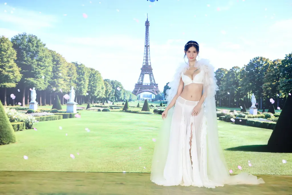 鄭芯恩巴黎街頭拍內衣廣告 散發「撩波」自在魅力 鄭芯恩巴黎街頭拍內衣廣告 散發「撩波」自在魅力