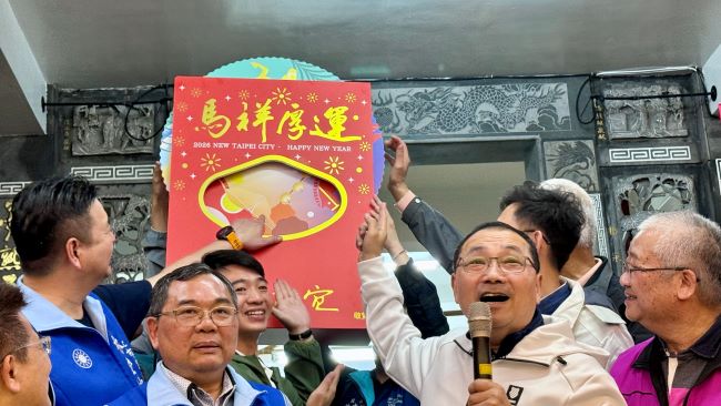 土城三元宮慶元宵 侯友宜參香發「馬上賺錢」福袋爆棚 土城三元宮慶元宵 侯友宜參香發「馬上賺錢」福袋爆棚