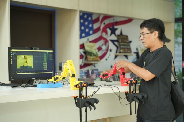 解析黃仁勳GTC演說 新北青年局同步推AI證照課 解析黃仁勳GTC演說 新北青年局同步推AI證照課