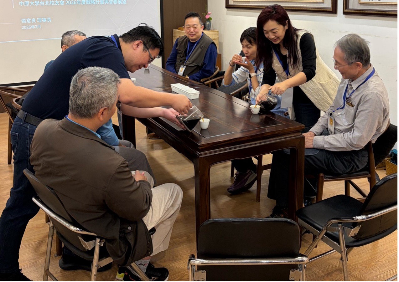 中原大學台北校友會推動傳承互助與公益布局 (圖:張意良理事長(左方站立者)於理監事會議上與林霏虹副理事長(右方站立者)共同向學長姐們奉茶。)